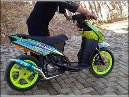 Warna hitam tak selalu menampilkan sisi kelam karena dengan konsep dan pilihan modifikasi yang tepat akan menjadikan tampilan dari mio sporty kepunyaan anda bukan hanya bisa berubah lebih sporty tapi akan nampak lebih simple nan elegan. 25 Modifikasi Mio Road Race Simpel Terbaru 2020