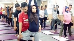 Sementara untuk yoga hamil atau yoga. Beragam Manfaat Prenatal Yoga Couple Bagi Wanita Jelang Persalinan Surya