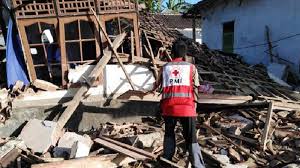 Au moins 384 victimes sont à déplorer en indonésie après le tremblement de terre qui a déclenché un tsunami. Indonesie Dramatique Tremblement De Terre A Lombok Surf Session