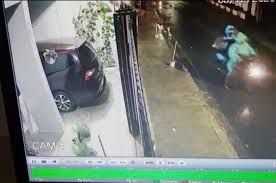Maybe you would like to learn more about one of these? Pakai Jas Hujan Pelaku Pembobolan Klinik Gigi Boncengan Naik Motor Pelaku Beraksi Saat Semua Halaman Gridmotor Id