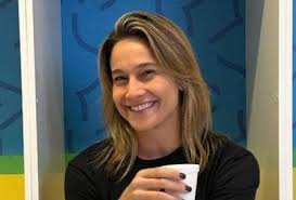 A reação imediata de Fernanda Gentil ao ouvir crítica à Globo na CazéTV