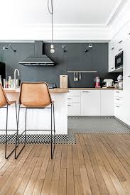 Maison Fontainebleau 300 M2 Adoptent La Tendance Broc Chic Idee Deco Cuisine Cuisine Noire Et Bois Cuisine Bois