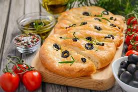 Recette De Focaccia De Semoule Fine Le Renard Au Romarin Et Olives Noires Recette Semoule Fine Alimentation Focaccia