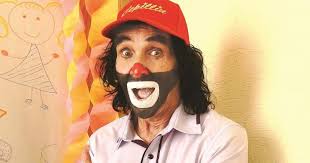 Cepillín was a popular personality on spanish television for decades with his music often played at children's birthday parties. Ma3bnigm1n2u6m