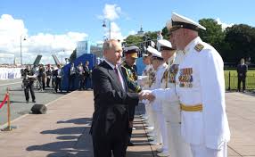Первыми на воду вышли силы тихоокеанского флота. Vladimir Putin Poobshalsya S Oficerami Na Tribune Po Okonchanii Parada Vmf Ia Regnum