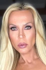 Cara Lott's Instagram, Twitter & Facebook