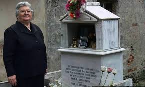 Check spelling or type a new query. H Tragwdia Ths Krhtikias Manas Ekane To Trapezi Stoys Dolofonoys Twn Paidiwn Ths In Gr