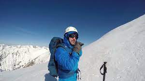 Pornim din fața complexului sanatorial aflat în centrul stațiunii brădet pe semnul de cruce roșie prin cheile vâlsanului iar după 8 km. Vf Moldoveanu Iarna 09 05 2021 Gopro Hero 4 Silver Youtube