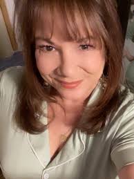 Did my makeup and hair so I can look pretty sitting