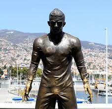 The statue is located in the plaza del mar in funchal and was a gift given from the madeira regional government to ronaldo for his contribution to portugal and to world football. Madeira Wo Fans Cristiano Ronaldo In Den Schritt Fassen Welt