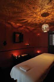 Massage Spa Paris Par L Architecte Julien Poulizac Aime L Esprit Reposant Et Chaleureux De La Piece Spa Massage Room Massage Therapy Rooms Spa Treatment Room
