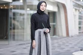 Kembali hadir koleksi baju muslim wanita hijab terbaru 2019/2020 untuk gaya busana muslimah modern di penghujung tahun 2019 dan bisa di jadikan koleksi. Trend Fashion Hijab Ootd Fashion