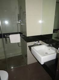 Seri gambar ruang 3d 22 desain kamar mandi mungil gramedia penerbit. Kamar Mandi 1 Picture Of El Cavana Hotel Bandung Tripadvisor