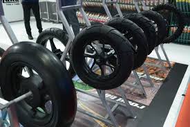 Ban mobil maupun motor memiliki tugas yang berat, yang kelayakannya harus diperhatikan. Ban Sudah Botak Dan Kantung Cekak Ganti Ban Depan Atau Belakang