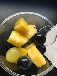 Ouiiiiii L Ete N Est Pas Fini Place A La Salade De Fruits Ananas Raisin Noir Et Kiwi Pour Tous Les Amoure Salade De Fruits Repas Midi Pause Dejeuner