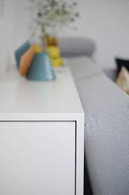 Farbe passt zu meinem sofa, höhe genau richtig, um dinge dort komfortabel abzulegen und die oberfläche des holz ist schön verarbeitet, sieht gut aus und wenn man mit den finger drüber fährt, hat es eine. Stauraum Hinterm Sofa Azurweiss Table Moments