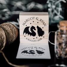 Todas nuestras tazas son aptas para microondas y lavavajillas. Sello De Madera Personalizable Boda Friki Wedding Is Coming