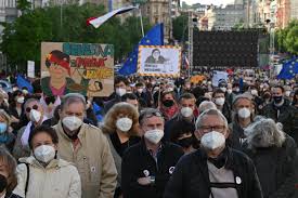 Za tým milionu chvilek benjamin roll, předseda hana strašáková, vedoucí komunikace. Demonstrace Milionu Chvilek Necouvneme Justici Nedame Na Ktere Se Sesly Tisice Lidi Odstartovala Serii Protestu Za Nezavislou Justici Z Domova Echo Valasska