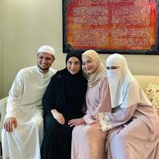 Ibunya, datin noor kartini mempunyai darah campuran pakistan dan arab. Ayah Kandung Neelofa Mohd Noor