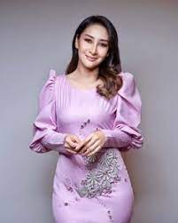 Rita rudaini yang membesarkan 2 anaknya berseorangan dikritik kerana didakwa terlalu mencuba untuk melibatkan anaknya untuk bermain bola. Rita Rudaini