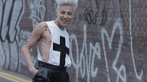 Mit fünf jahren wurde er teil einer kindergruppe, little roora, mit der er 1993 ein weihnachtsalbum veröffentlichte. Gdragon Gif G Dragon Crooked G Dragon Top Bigbang