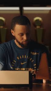 ELE ESCREVE A HISTÓRIA! 🏀🔥❤️ No dia em que completa 37 anos, Stephen Curry atingiu mais um feito inédito para a carreira. O armador se tornou o primeiro atleta da história a fazer 4 mil cestas de três ...