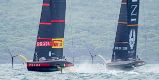 Una strana altalena il vento continua a calare e l'ultima prova di giornata vede l'attesissimo scontro tra luna rossa e alla strambata successiva tocca a luna rossa cadere dai foil in un buco d'aria e rimanere intrappolata come fosse nelle sabbie mobili, mentre una. America S Cup Prada Cup 2a Fase Luna Rossa Vs Ineos Live Su Sky Sport Digital News