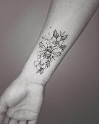 Geometrisches Und Bienen Design Tattoos Bienendesign Geometrisch Geometric Tattoo Nature Nature Tattoos Geometric Tattoo