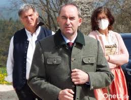 Hubert aiwanger (born 26 january 1971) is a german politician and party leader of the free voters (german: Hubert Aiwanger Diskutiert Mit Landwirten In Ebermannsdorf Onetz