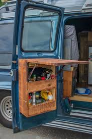 Nutzung Jedes Stauraums In Der Heckklappe Des Wagens Mit Klapptisch Heckklappe Jedes Klapptisch Nutz Camper Van Camper Van Conversion Diy Van Life Diy