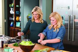 Country music superstar and host of trisha's southern kitchen trisha yearwood returned to the talk to help the ladies prepare for the holidays with a few of her signature recipes. Tvtype Newlywed And Newly Pregnant Kelly Clarkson Gets Cooking In Trisha S Southern Kitchen Food Network Recipes Trisha Yearwood Recipes Tricia Yearwood Recipes
