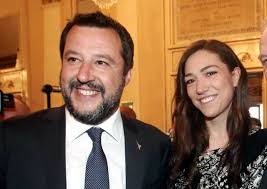 Matteo salvini adopta una visión muy crítica de la unión europea (ue), especialmente del euro, que describió como un «crimen contra la humanidad». Chi E Francesca Verdini La Fidanzata Di Matteo Salvini