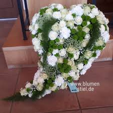 Ausschwingendes Herz In Weiss Grun Mit Liebevollen Details Fur Einen Wurdevollen Abschied Trauer Trauerfloris Blumenarrangements Blumen