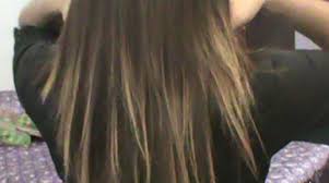 Ponte el gorro de mechas sobre el cabello cómo hacer en casa mechas 'balayage'. Como Lo Hago Como Hacer Mechas Californianas En Casa