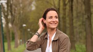 Een overzicht in tabelvorm van de acteurs en actrices en bijbehorende personages is te vinden in de lijst van acteurs in familie. Die Midlifecrisis Heb Ik Al Gehad Helden