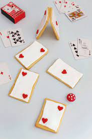 Sie hätten ihr gar nichts zu sagen, denn sie seien ja alle nur spielkarten, ruft sie in den gerichtssaal hinein. Spielkarten Kekse Wie Aus Alice Im Wunderland Alice Im Wunderland Kuchen Alice Im Wunderland Party Alice Im Wunderland Hochzeit