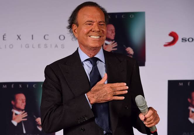 Julio Iglesias, le père d'Enrique Iglesias, accusé d'agressions sexuelles  et de viols par deux ex-employées | TVA Nouvelles | QUB info