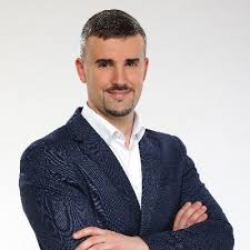 Emlékezetes volt, amikor beült a kormányfői székbe vagy amikor egy zsák krumplit lóbált, de az is nagy hírverést kapott, amikor sokadszorra provokálta ki. Jakab Peter On Twitter Commission President Vonderleyen Reassured Me In A Letter Today That They Will Do Everything In Their Capacity To Protect Eu Funds From Corrupt Governments We Will Do Our