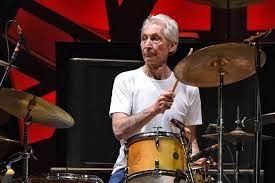 El baterista charlie watts, miembro fundador de la banda británica rolling stones, murió a los 80 años, según informó su represetante y publicista, bernard doherty. Hop0zdhemxaycm