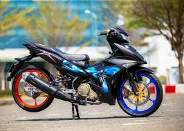Yamaha mx king 150 ini tampil begitu menawan berkat mendapatkan modifikasi yang begitu namun untuk modifikasi yamaha mx king 150 yang satu ini cukup simpel tapi bisa juga dibilang berat karena. Yamaha Mx King 150 Dimanja Part Mewah Pakai Pelek Belang Biar Unik Gridoto Com