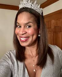 Found a dress to go with my crown 👑 I had to refrain myself from wearing  it to the gala 🤣🤍