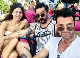 Kendisinden 17 yaş küçük esra ismşnde bir kız kardeşi vardır. Celil Nalcakan In Kilolu Hali Dikkatlerden Kacmadi