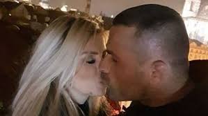 Wrestler vemola proved he could throw with a striker, taking out strong silverback seth. Karlos Vemola A Navrat K Lele Co Zpusobilo Vanocni Zazrak Sip