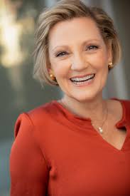 Lisa Tracy's Instagram, Twitter & Facebook