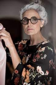 Frisuren fur frauen ab 50 mit brille freisuren fur frauen wie wir altern und unsere korper verandern kann es sich das haar sollte am besten aus dem gesicht frisiert werden. Age Et Art Wurdevoll Altern Weisses Haar Graue Haare