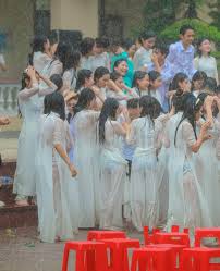 画像】ベトナムの女学生、大雨でアオザイがスケスケｗｗｗｗｗｗｗｗ - えちえち天国