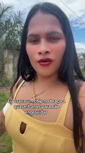 Mulher Coloca Chip Na Mão