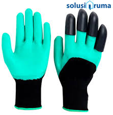 Sarung tangan kulit berguna untuk melindungi tangan dari ketajaman pisau atau golok. Sarung Tangan Bercakar Untuk Berkebun