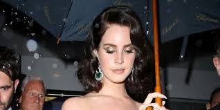 lana del rey shows us a minding one