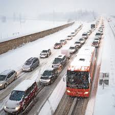 Cayeron más de 12 pulgadas de nieve, acumulando tres pies en algunos lugares, y se prevé más nieve hoy. Temporal De Nieve Desata Caos En Austria Y Alemania